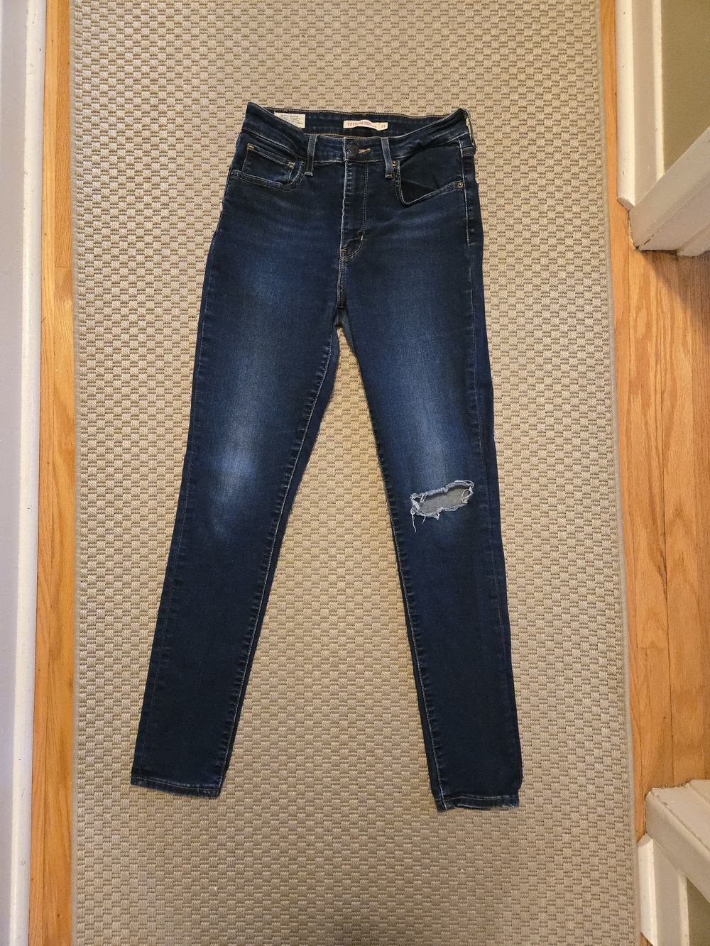 Levi's 721 Highrise Skinny Jeans with Knee Rip